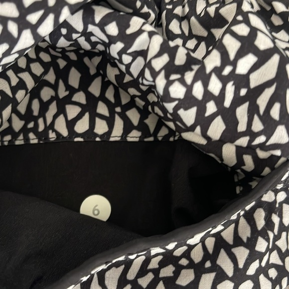 Lululemon cuffed short with pockets and pleats! - Picture 4 of 6